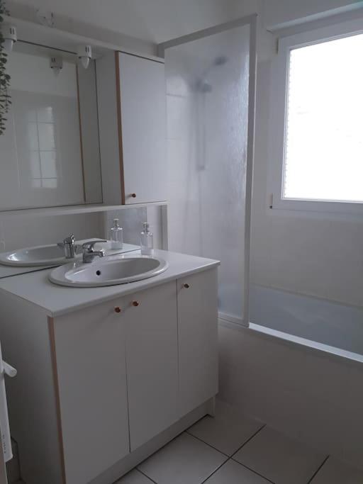 Appartement Au Rdc Avec Jardin Clos, Au Calme. Saint-Aubin-du-Cormier Esterno foto